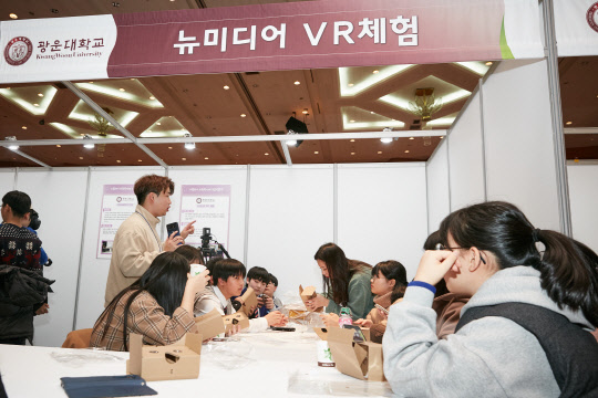 광운대학교(총장 천장호)가 지난 1일 오전 9시부터 오후 6시까지 일산 킨텍스 그랜드볼룸에서 6개 대학(강남대 경기대 광운대 명지대 상명대 한국항공대) 공동으로 2017년 고교교육 기여대학 지원사업 추가지원 공동사업인 '드림하이 자유학기제 진로박람회'를 개최했다고 밝혔다. ICT 특성화 대학인 광운대는 로봇학부 및 미디어콘텐츠센터와 함께 3개의 체험부스를 운영했다. 로봇학부에서는 '로봇을 만들어보자' 프로그램을 통해 로봇을 직접 만들어보고 동작해봄으로써 로봇의 구조와 동작원리를 이해하는 프로그램으로 진행했다. 미디어콘텐츠센터에서는 '뉴미디어 VR체험'과 '기자체험' 프로그램을 운영했다. 광운대 제공